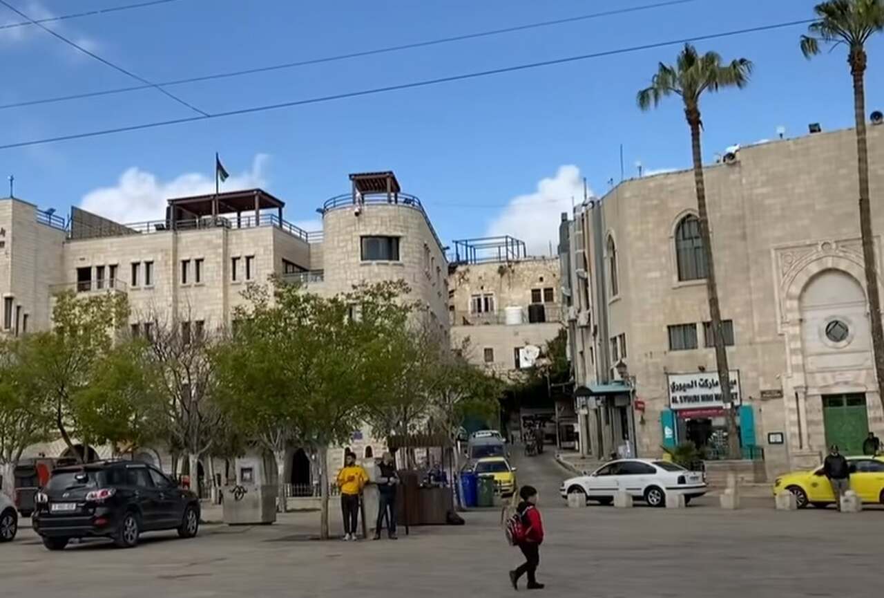 No entanto, os textos bíblicos, especialmente os Evangelhos de Mateus e Lucas, indicam que Jesus nasceu em Belém, cidade vinculada à linhagem do Rei David, e o associam ao cumprimento das profecias messiânicas. Vamos entender melhor essa dissociação?