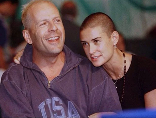 Sua vida pessoal sempre atraiu atenção, incluindo seus casamentos com Freddy Moore, Bruce Willis (foto), com quem teve três filhas, e Ashton Kutcher.
