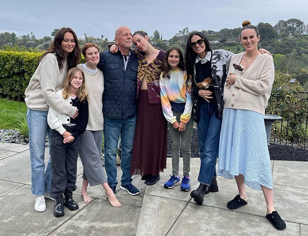 Demi Moore se divorciou de Bruce Willis em 2000, mas seguiu amiga do ex-marido e de sua atual esposa, Emma Heming Willis. 
