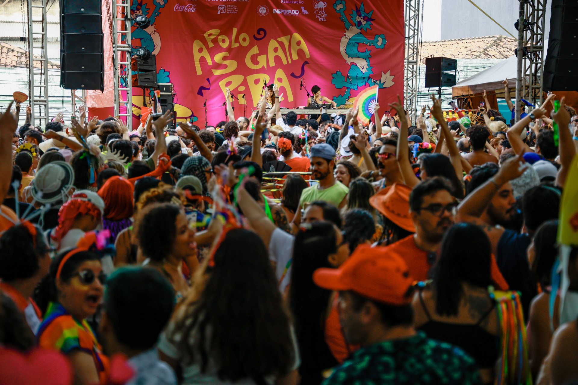 Na foto, foliões se divertem na Praça dos Leões no Carnaval 2025 (Foto: FCO FONTENELE)