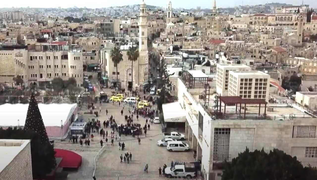 Além das questões teológicas e históricas, a localização de Belém e Nazaré também carrega implicações políticas. A cidade de Belém, atualmente na Cisjordânia, ocupa uma posição central no conflito entre israelenses e palestinos.