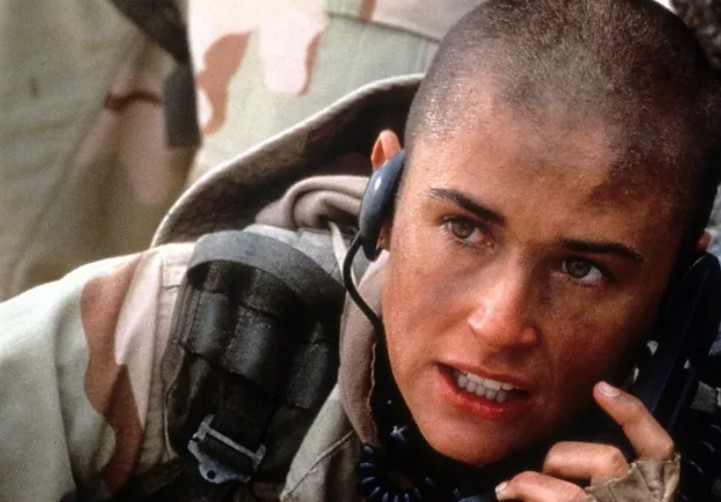 No ano seguinte, ela raspou os cabelos para atuar em “Até o Limite da Honra”, filme que foi alvo de muitas críticas especializadas e resultou no nada lisonjeiro prêmio Framboesa de Ouro para a atriz, troféu entregue para os piores de Hollywood. 

