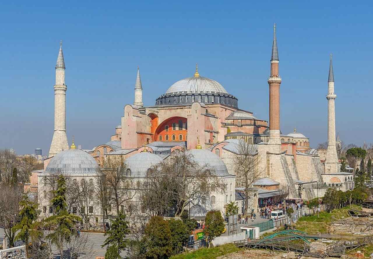 A Hagia Sophia, por sua vez, continua sendo um dos maiores símbolos da cidade, com sua imensa cúpula e uma história que reflete as mudanças religiosas e políticas da região.