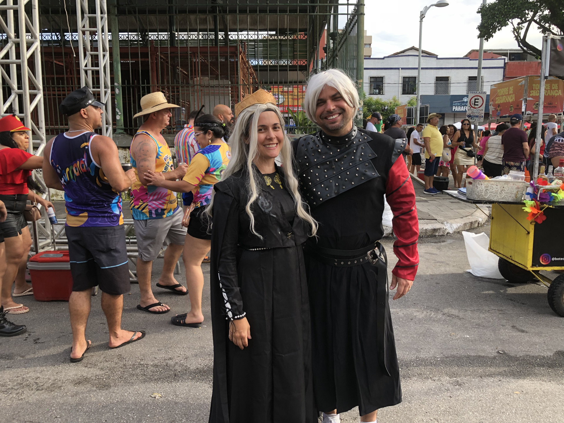 Livia Silveira e Roberto Fellix aproveitaram o carnaval para reutilizar e fantasia de Halloween e ca&iacute;ram na folia vestidos de Rhaenyra e Daemon Targaryen, personagens da s&eacute;rie A Casa do Drag&atilde;o