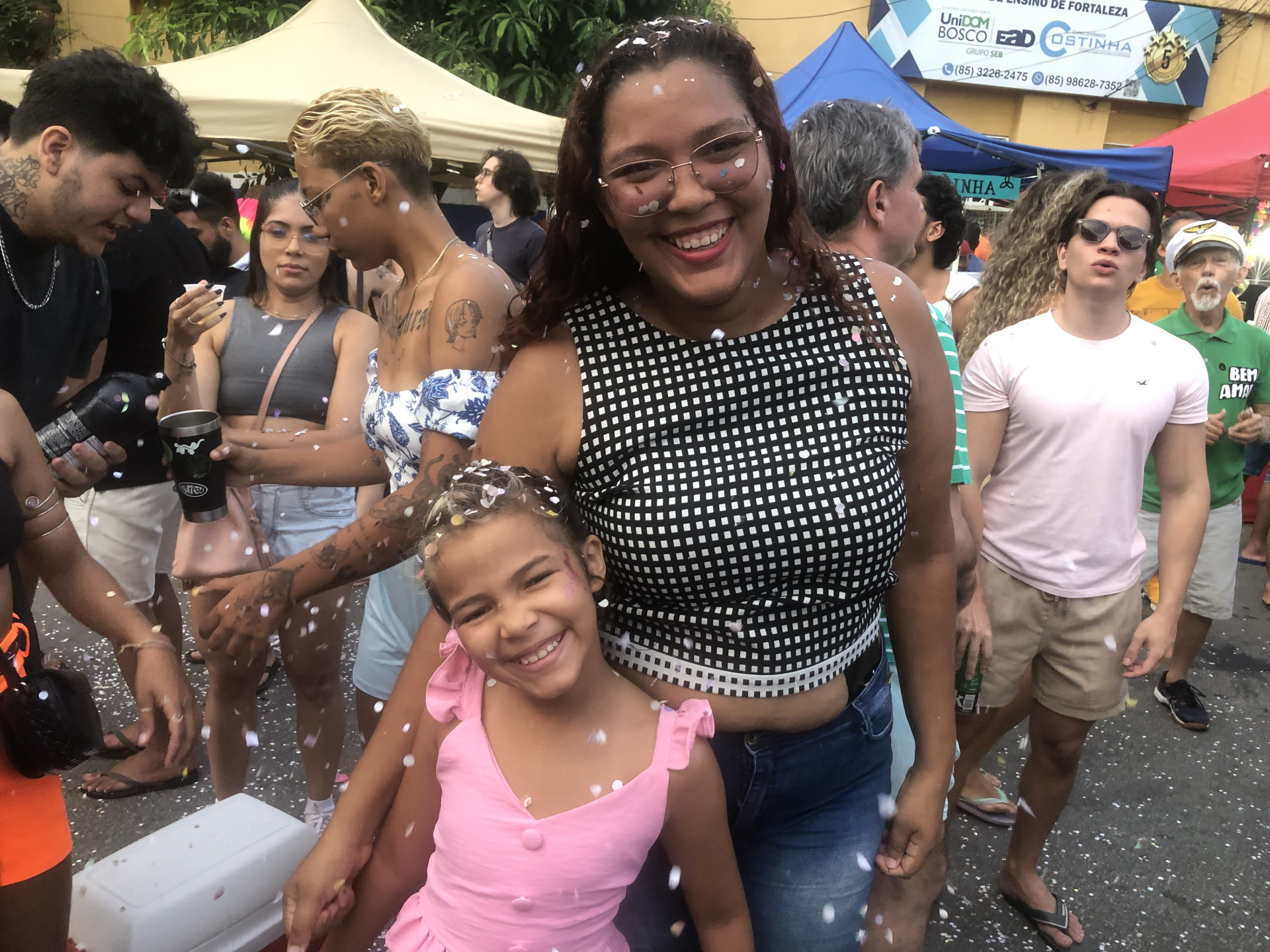 Rec&eacute;m-chegada a Fortaleza, Queren Hapuque levou a filha, &Aacute;vila Sophia, para seu primeiro carnaval no Mercado dos Pinh&otilde;es