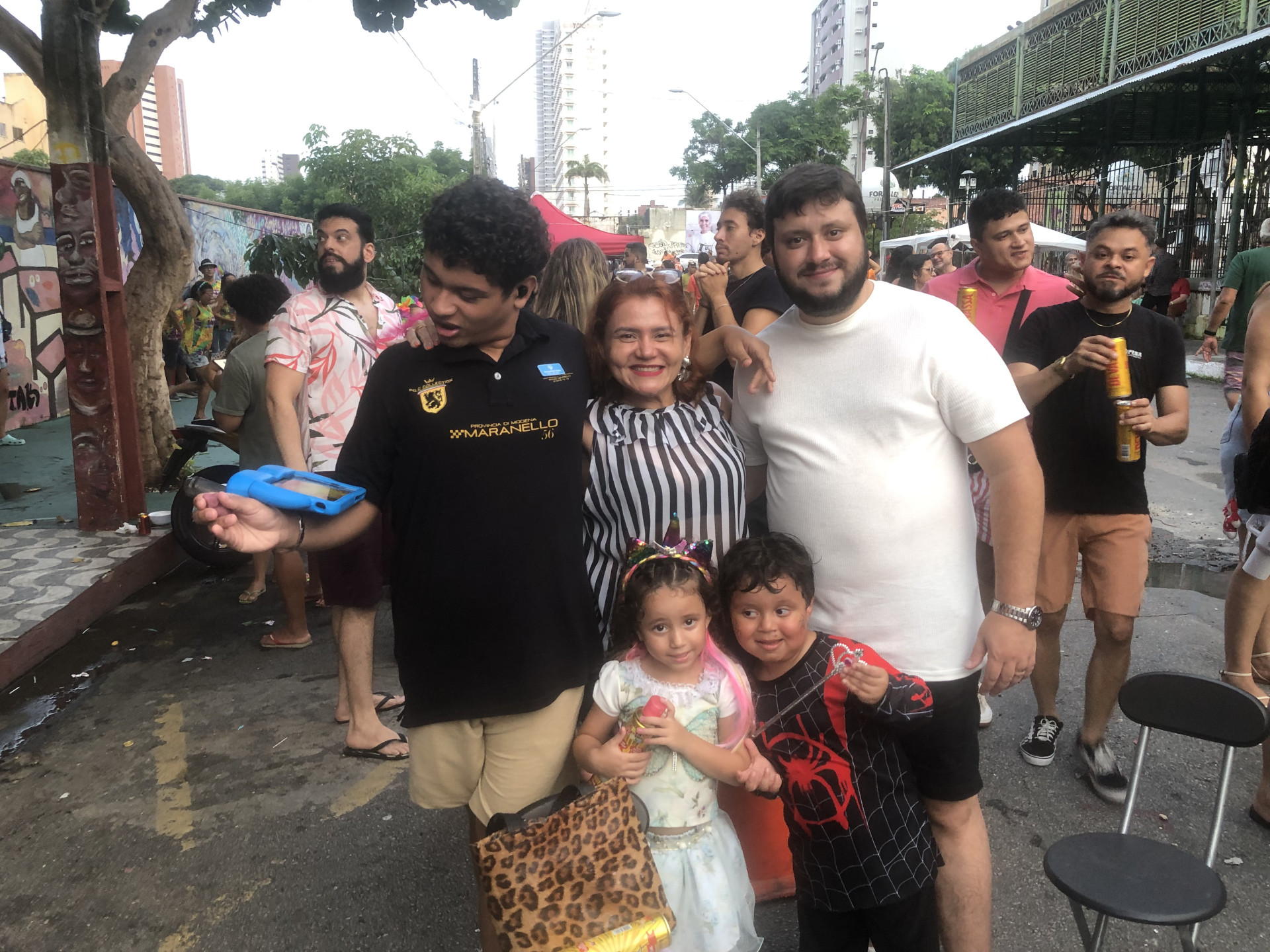 Micheline Albuquerque decidiu aproveitar o &uacute;ltimo dia de Carnaval com a fam&iacute;lia reunida no Mercado dos Pinh&otilde;es 