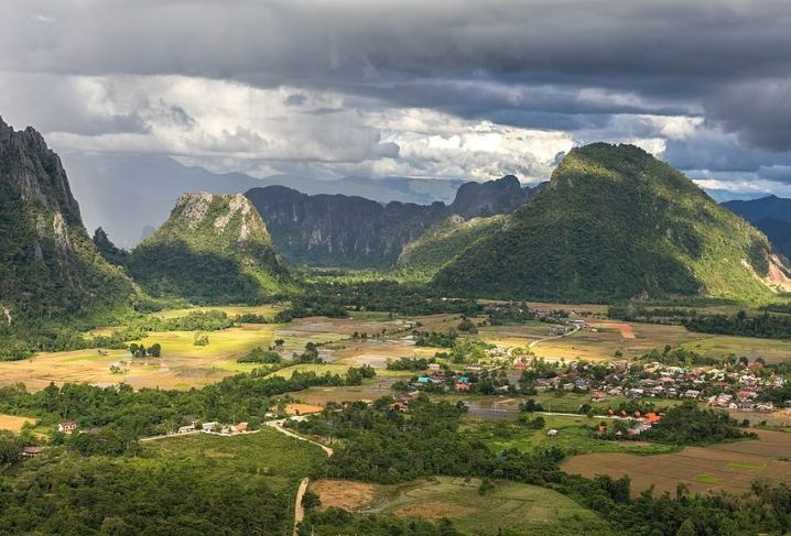 Laos - Um dos países mais baratos do Sudeste Asiático, Laos tem paisagens exuberantes e um custo de vida muito baixo. Transporte e alimentação são incrivelmente acessíveis.