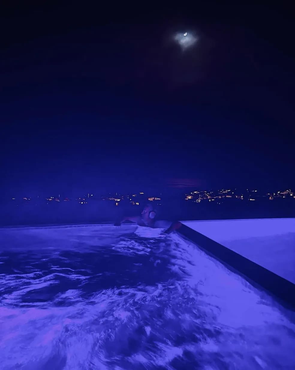 Esta é a última foto postada por Perry em rede social. Ele publicou em 23/10, cinco dias antes de morrer, e aparece numa piscina em sua mansão.