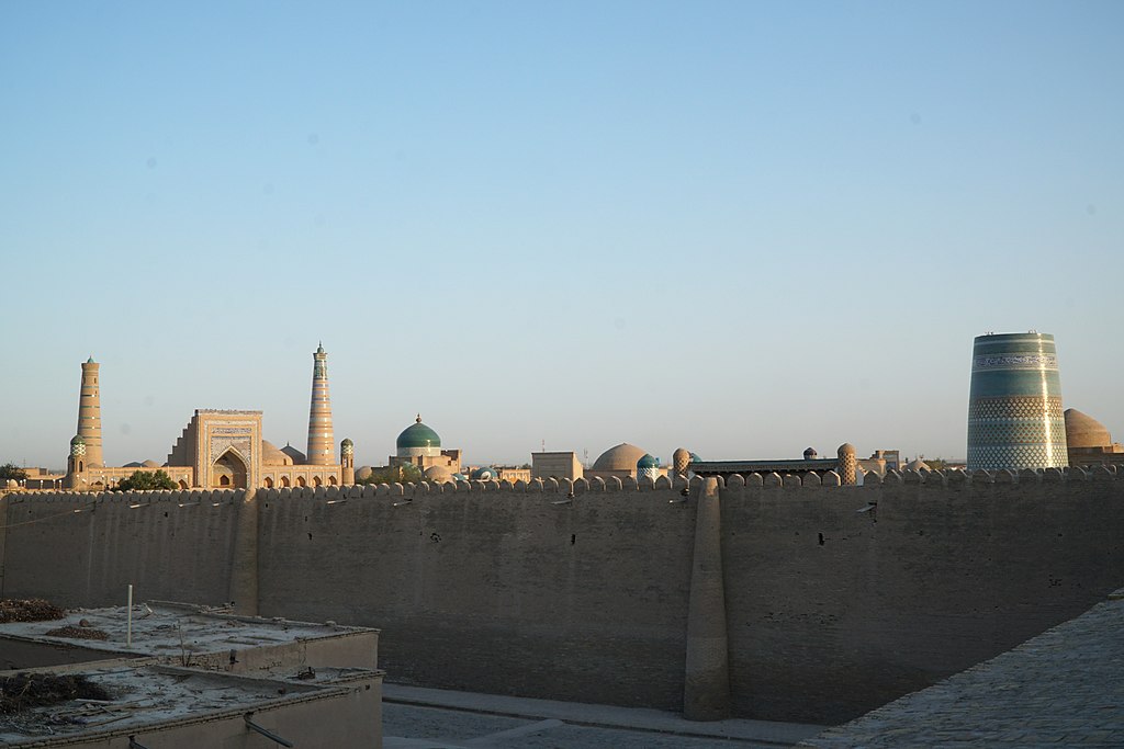 Uzbequistão - Com cidades históricas na Rota da Seda, o Uzbequistão tem turismo barato e atrações incríveis. Hospedagem e alimentação são acessíveis.