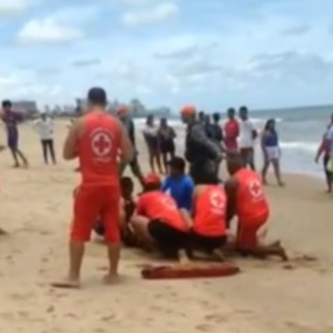 No dia seguinte foi a vez de uma jovem que, apesar dos alertas, inclusive sobre o incidente da véspera, decidiu entrar na água e também foi mordida. 