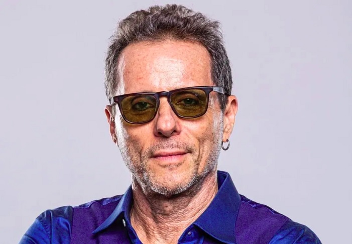 Tony Bellotto, de 64 anos, é um renomado guitarrista, escritor e um dos integrantes da icônica banda brasileira Titãs.