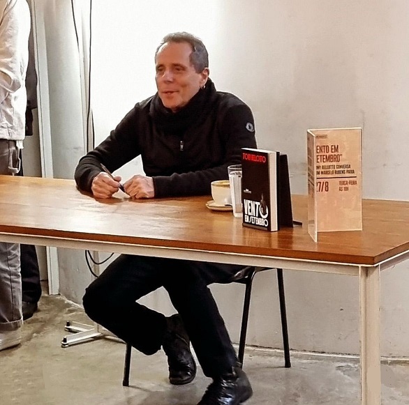 Nascido em 30 de julho de 1960, em São Paulo, Bellotto é conhecido não só por sua habilidade musical, mas também por sua carreira literária, tendo publicado vários livros, incluindo romances e crônicas.