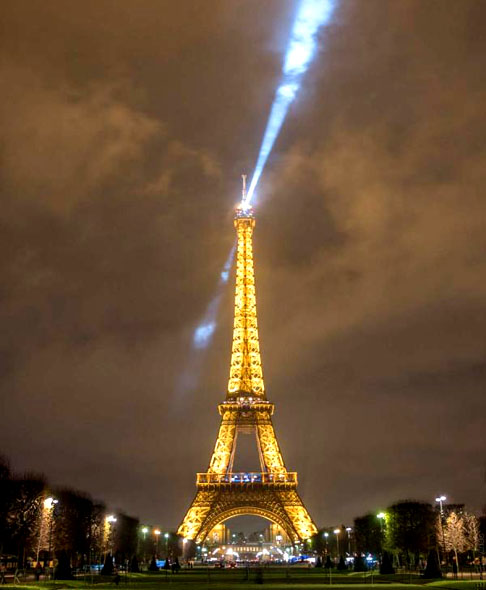 Desde 1999 estão instalados no alto da Torre Eiffel um farol com dois feixes de luz, com alcance de 80 km.