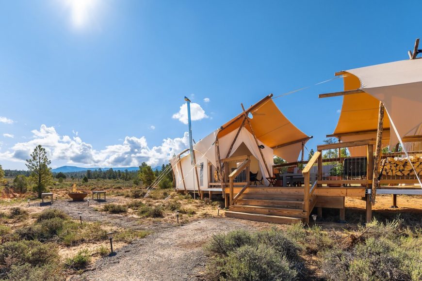 8º) Under Canvas Bryce Canyon (EUA): O hotel, que fica a aproximadamente 20km do Canyon National Park, em Utah, é um destino para quem curte ficar ao ar livre. São 50 tendas elevadas, espalhadas por um campo repleto de pinheiros e trilhas de cascalho. Uma tenda custa a partir de 314 dólares.