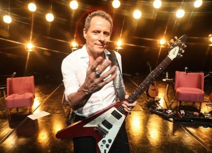 A informação foi divulgada pelo próprio músico nas redes sociais e confirmada em uma nota oficial no perfil da banda. 