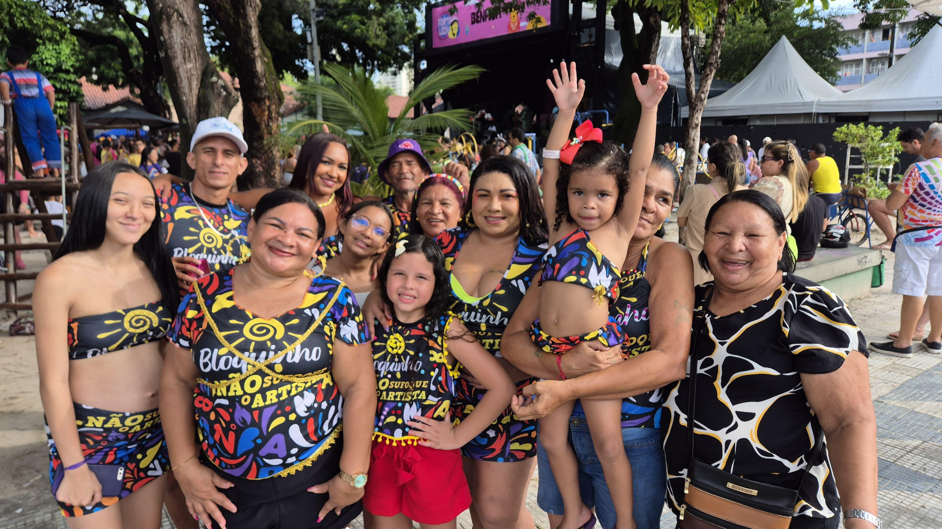 Foliões aproveitam o último dia de Carnaval no polo do Benfica