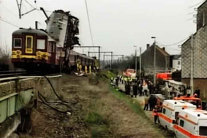 A investigação posterior revelou que o acidente foi causado porque um dos trens não respeitou um sinal vermelho, entrando na mesma linha por onde vinha o outro trem em direção oposta.