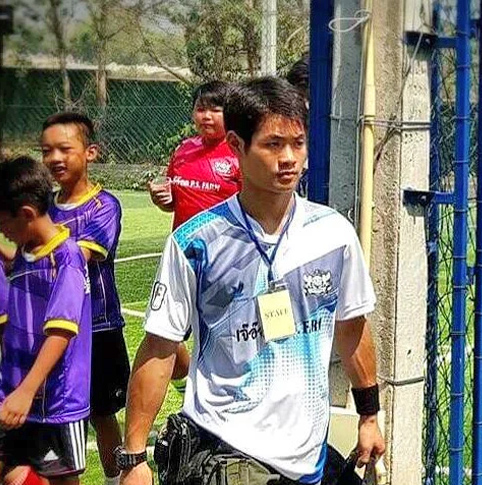 Dom ficou preso junto com o treinador do time de futebol e outros 11 garotos. Eles tinham de 11 a 16 anos. Já o treinador, Ekkapol Chantawong (foto), mais conhecido como Ake, tinha 25 anos e é um ex-monge budista. 