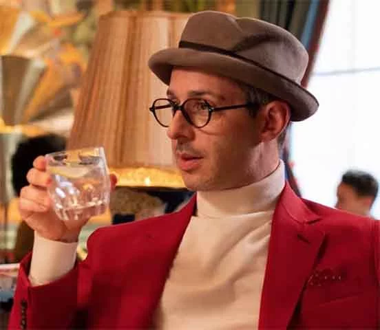 Sua abordagem meticulosa e comprometida com a atuação, muitas vezes envolvendo métodos profundos de preparação, o tornou um ator respeitado mas também controverso.