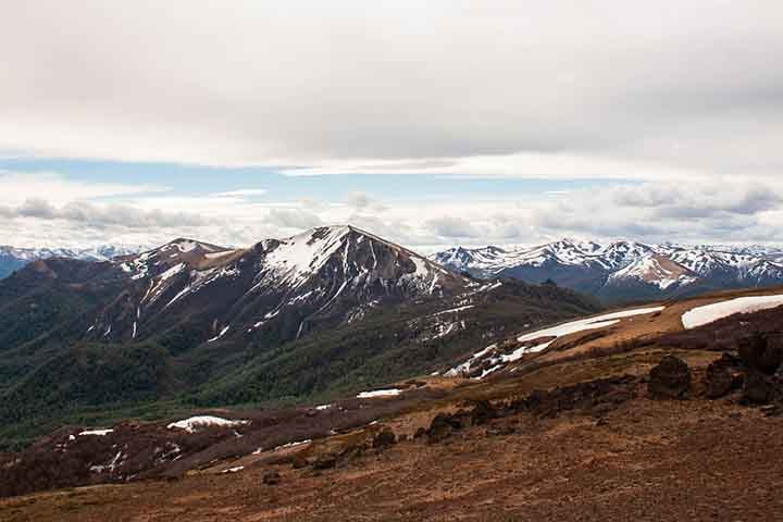 Do frio dos Alpes à vastidão das montanhas dos Andes, esses destinos são para quem busca mais que apenas um passeio, mas uma verdadeira jornada. Elas representam o equilíbrio perfeito entre desafio, beleza e tranquilidade.