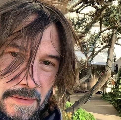 Em 2023,  o ator Keanu Reeves, então com 59 anos (agora está com 60),  surpreendeu ao mencionar a violência no Brasil.  O FLIPAR mostrou na época. 