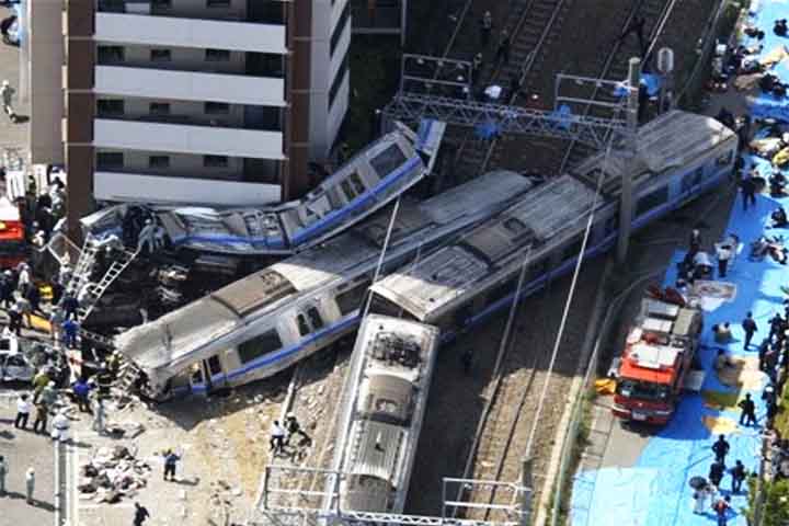 Desastre de Amagasaki (Japão, 2005): Um trem de passageiros descarrilou em uma curva e atingiu um prédio residencial, resultando em 107 mortos e mais de 560 feridos.