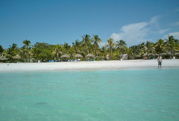 Cuba - Areias brancas e águas mornas fazem de Varadero um dos destinos mais procurados. Paisagens tropicais combinam-se com cultura vibrante e acolhedora. Música e história local enriquecem a experiência.
