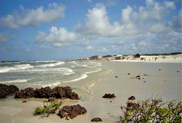 A beleza da paisagem e o vigor da natureza amazônica dão tentação de frequentar as praias doces. Porém, existem criaturas perigosas que podem expor os banhistas a risco: piranhas, sucuris e enguias, entre outras. 