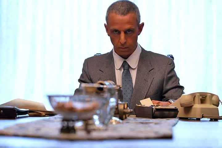 Em O Aprendiz (2014), Strong interpreta o controverso advogado e mentor de Donald Trump, Roy Cohn.