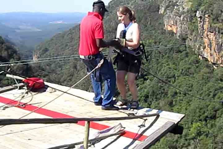 África do Sul - O bungee jumping da Bloukrans Bridge é um dos maiores do mundo. Surfe em Jeffrey’s Bay atrai profissionais e iniciantes. Rafting no rio Orange garante emoção.
