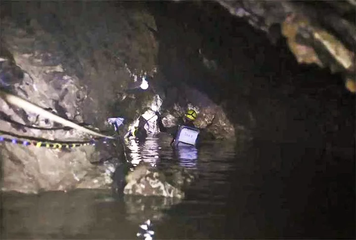 Já a Thuam Lamg, onde o menino e o time foram resgatados em 2018, tem uma área conhecida de 10 km. A  caverna tem muita lama, principalmente quando chove, e rochas. Assim, não é ponto turístico, e apenas 2 km foram já receberam seres humanos, por causa dos percalços. 
