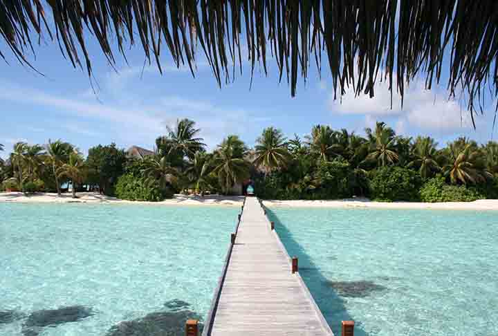 Maldivas - Um paraíso tropical com ilhas de águas cristalinas e hotéis luxuosos sobre o mar. Destino exclusivo para quem busca conforto e paisagens deslumbrantes. Mergulho e recifes de corais completam a experiência.