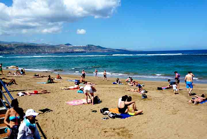 Espanha - Praias como as Ilhas Baleares e Costa Brava combinam relaxamento e vida cultural. Paisagens mediterrâneas encantam turistas durante todo o ano. O clima ameno favorece a visitação constante.