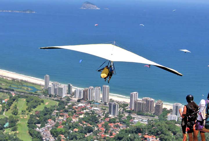Brasil - Destino para esportes radicais como surfe, parapente e trekking. Itacaré e Jericoacoara atraem surfistas com ondas perfeitas. O voo livre no Rio de Janeiro proporciona vistas incríveis.