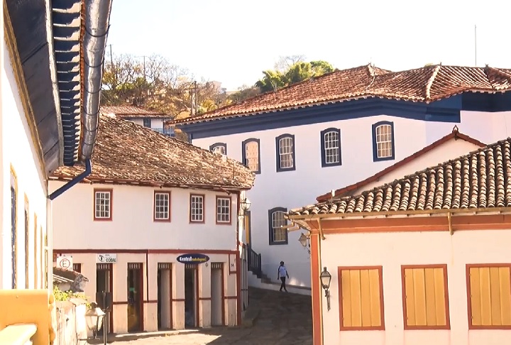 O filme também contextualiza sua vida nas cidades mineiras onde viveu, como Diamantina, Serro, Milho Verde e Santa Luzia, ajudando a compreender melhor a sociedade da época.