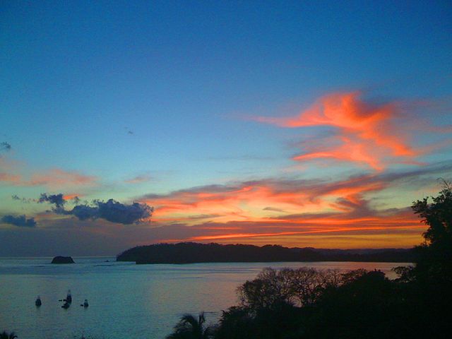 Costa Rica - Praias tropicais como Tamarindo e Manuel Antonio são refúgios naturais. Ecoturismo e biodiversidade fazem do país um destino especial. Surfe, mergulho e trilhas atraem visitantes o ano todo.