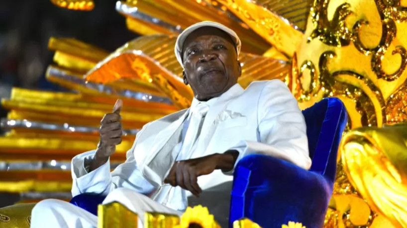 Milton Nascimento é ovacionado na Sapucaí em desfile da Portela 