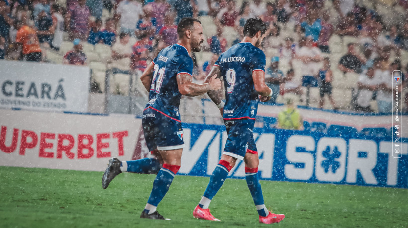 Moisés e Lucero, atacantes do Fortaleza, durante duelo contra o Ferroviário