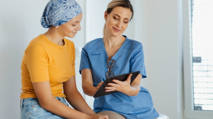 Termos oncológicos muitas vezes causam confusão entre os pacientes (Imagem: Halfpoint | Shutterstock) 