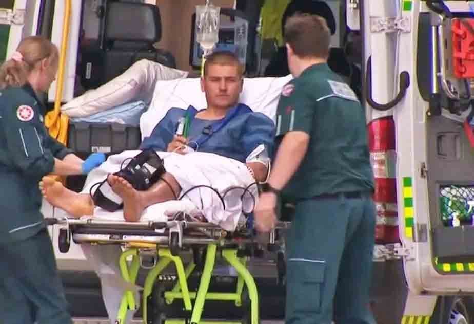 Um mês depois, em julho, um surfista passou por momentos de desespero na costa oeste da Austrália. Ele foi atacado por um tubarão, mas conseguiu remar por 600 metros até a areia sangrando muito. Ao chegar em terra firme, foi  levado às pressas para o hospital.