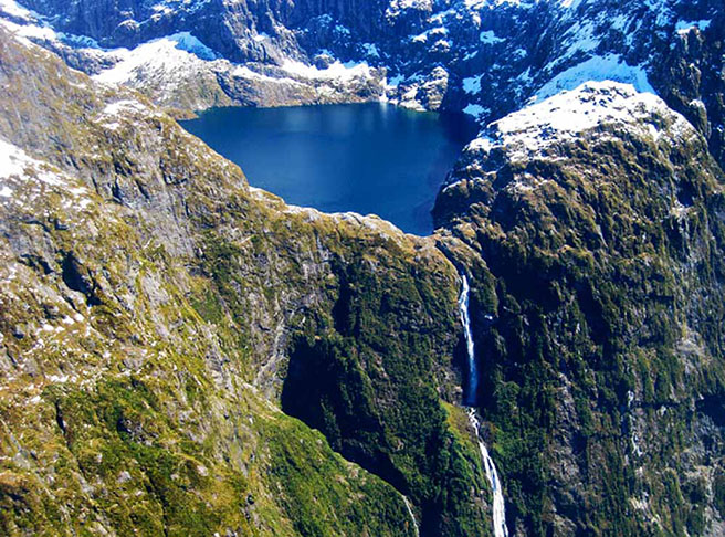 Nova Zelândia - A Ilha do Sul abriga focas, golfinhos e pinguins. O Fiordland National Park é lar de albatros e kiwis. Rotorua possui uma grande diversidade de aves e répteis.