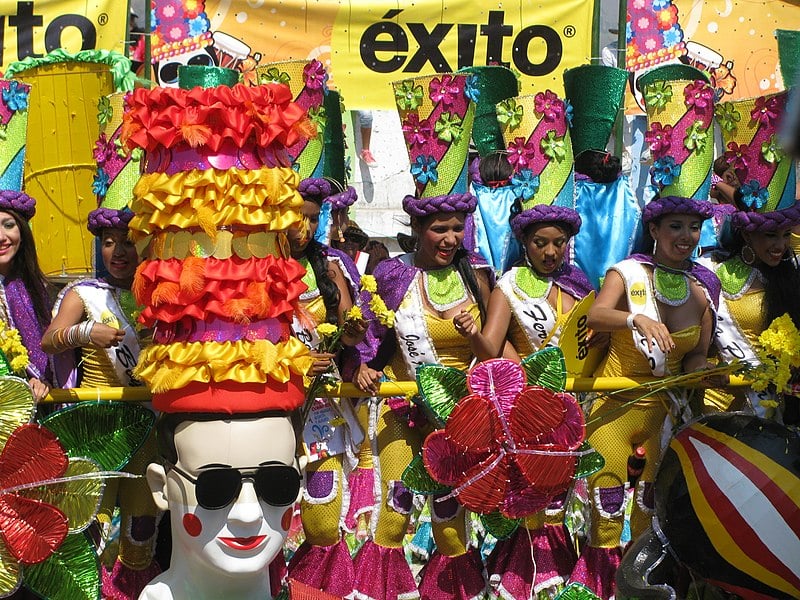 Colômbia - O Carnaval de Barranquilla tem desfiles vibrantes. A Feria de las Flores encanta com exposições e música. A Festa de San Pedro celebra a cumbia com muita dança.
