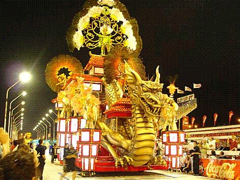 Argentina - O Carnaval de Gualeguaychú reúne desfiles e danças. A Fiesta Nacional de la Vendimia celebra a colheita das uvas. O Festival Internacional de Tango homenageia a dança símbolo do país.
