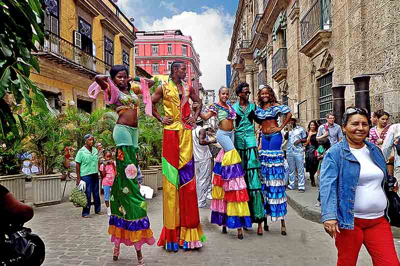 Cuba - O Carnaval de Havana tem desfiles e música caribenha. O Festival Internacional de Jazz reúne artistas renomados. A Fiesta del Fuego celebra a cultura afro-cubana.