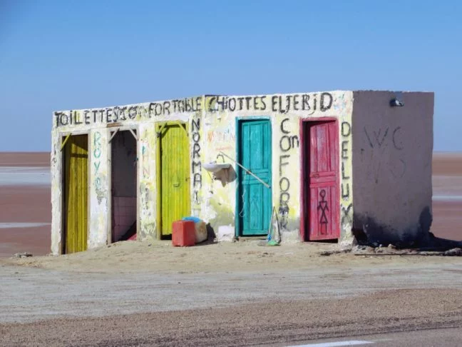 7) Chott el Djerid, Tunísia - Localizado na beira da estrada, esse banheiro é famoso por ficar próximo de uma região com um grande lago salgado no sul da Tunísia. 