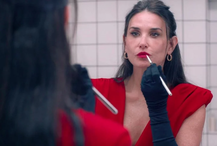 O filme concorreu ao Oscar 2025. E Demi foi indicada a Melhor Atriz. Ela, inclusive, ganhou o Globo de Ouro pelo papel da mulher que busca uma maneira inacreditável de conseguir rejuvenescer.