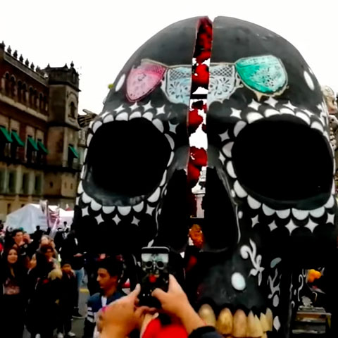 México - O Dia de los Muertos honra os entes queridos com altares e oferendas. O Carnaval de Veracruz traz desfiles e danças tradicionais. O Cinco de Mayo, em Puebla, é marcado por festas patrióticas.