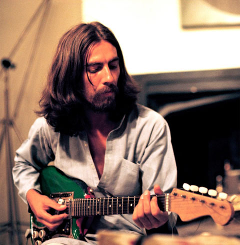 O primeiro violão do músico George Harrison, morto em 2001, foi leiloado por cerca de 360 mil dólares (na época R$ 2 milhões)