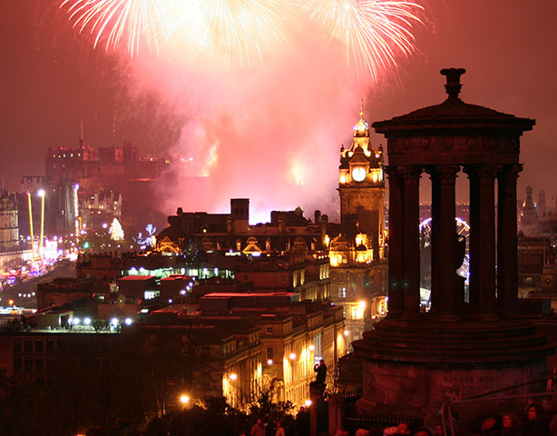 Escócia - O Festival de Edimburgo reúne teatro, música e arte. O Hogmanay, festa de Ano Novo, tem fogos e celebrações. Os Highland Games destacam competições tradicionais.