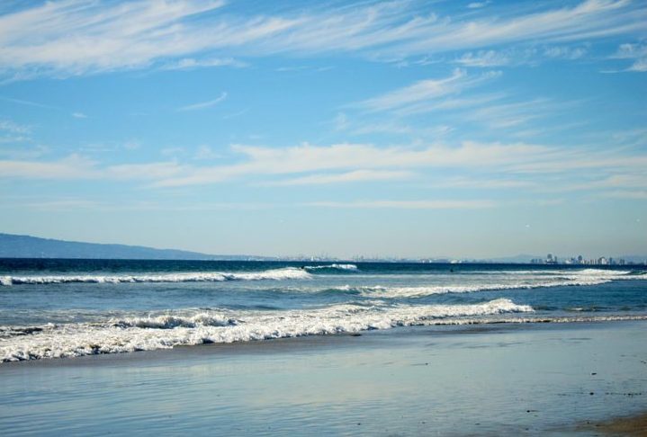 Estados Unidos - Praias icônicas como Miami, Califórnia e Havaí oferecem diversidade para todos os gostos. De praias urbanas agitadas a paraísos tropicais isolados, há opções variadas. Surfistas e turistas aproveitam águas quentes e belas paisagens.